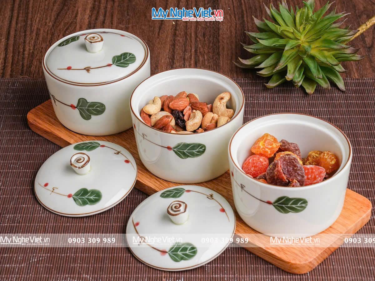 Bộ ba hủ mứt gốm Bát Tràng vẽ lá và khay đế gỗ Bộ ba hủ mứt gốm Bát Tràng vẽ lá và khay đế gỗ