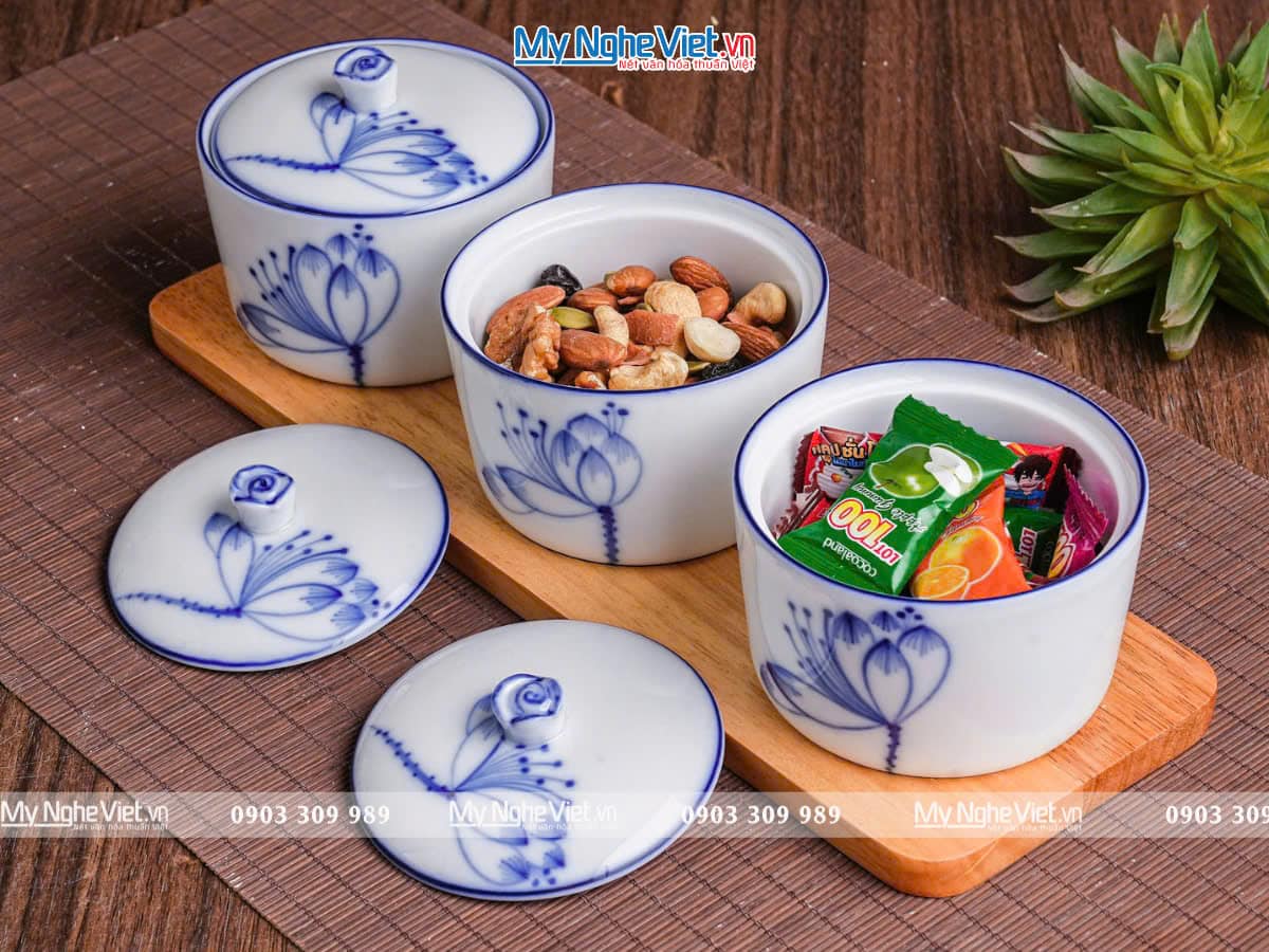 Bộ ba hủ mứt gốm Bát Tràng họa tiết hoa sen và khay đế gỗ