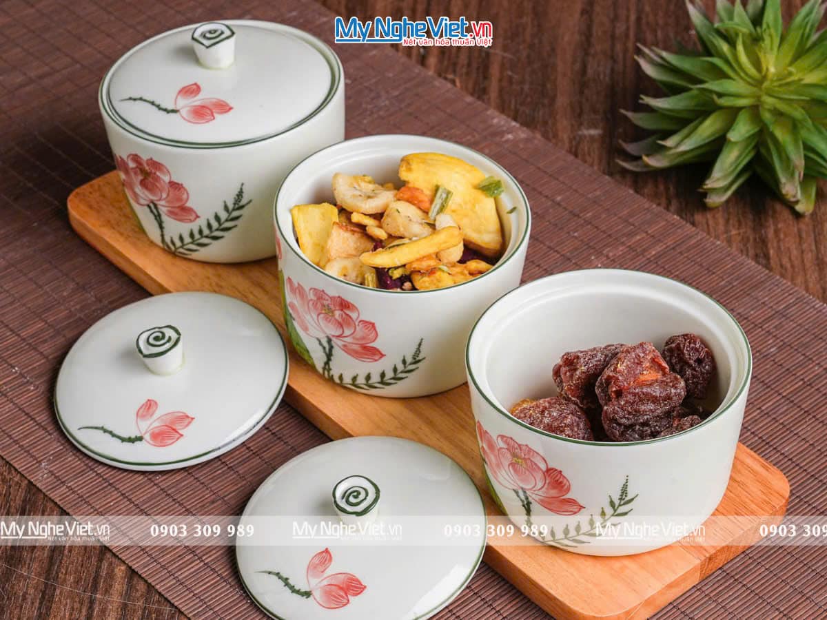 Bộ ba hủ mứt gốm Bát Tràng họa tiết hoa và khay đế gỗ Bộ ba hủ mứt gốm Bát Tràng họa tiết hoa và khay đế gỗ
