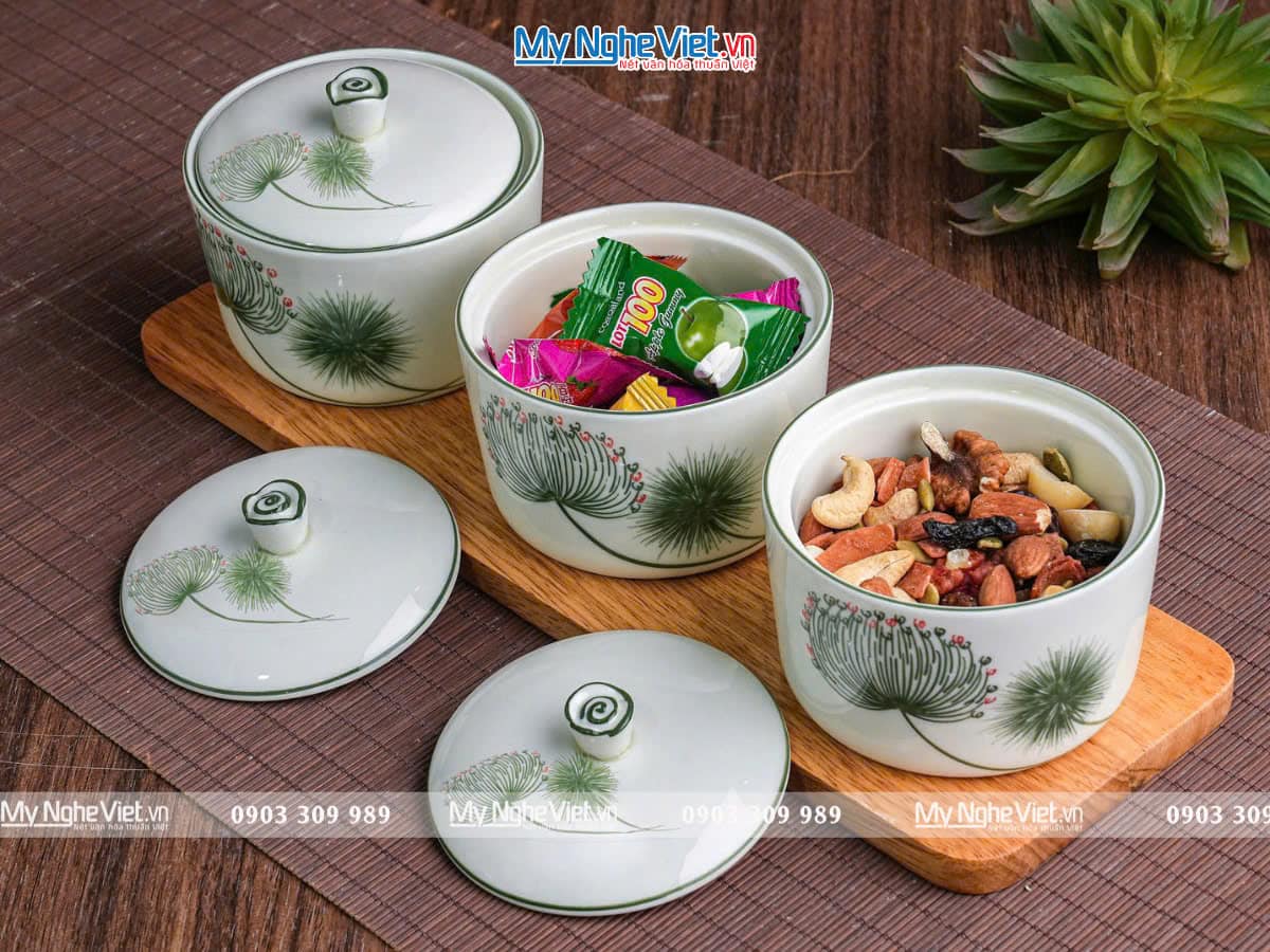 Bộ ba hủ mứt gốm Bát Tràng họa tiết hoa lá và khay đế gỗ Bộ ba hủ mứt gốm Bát Tràng họa tiết hoa lá và khay đế gỗ