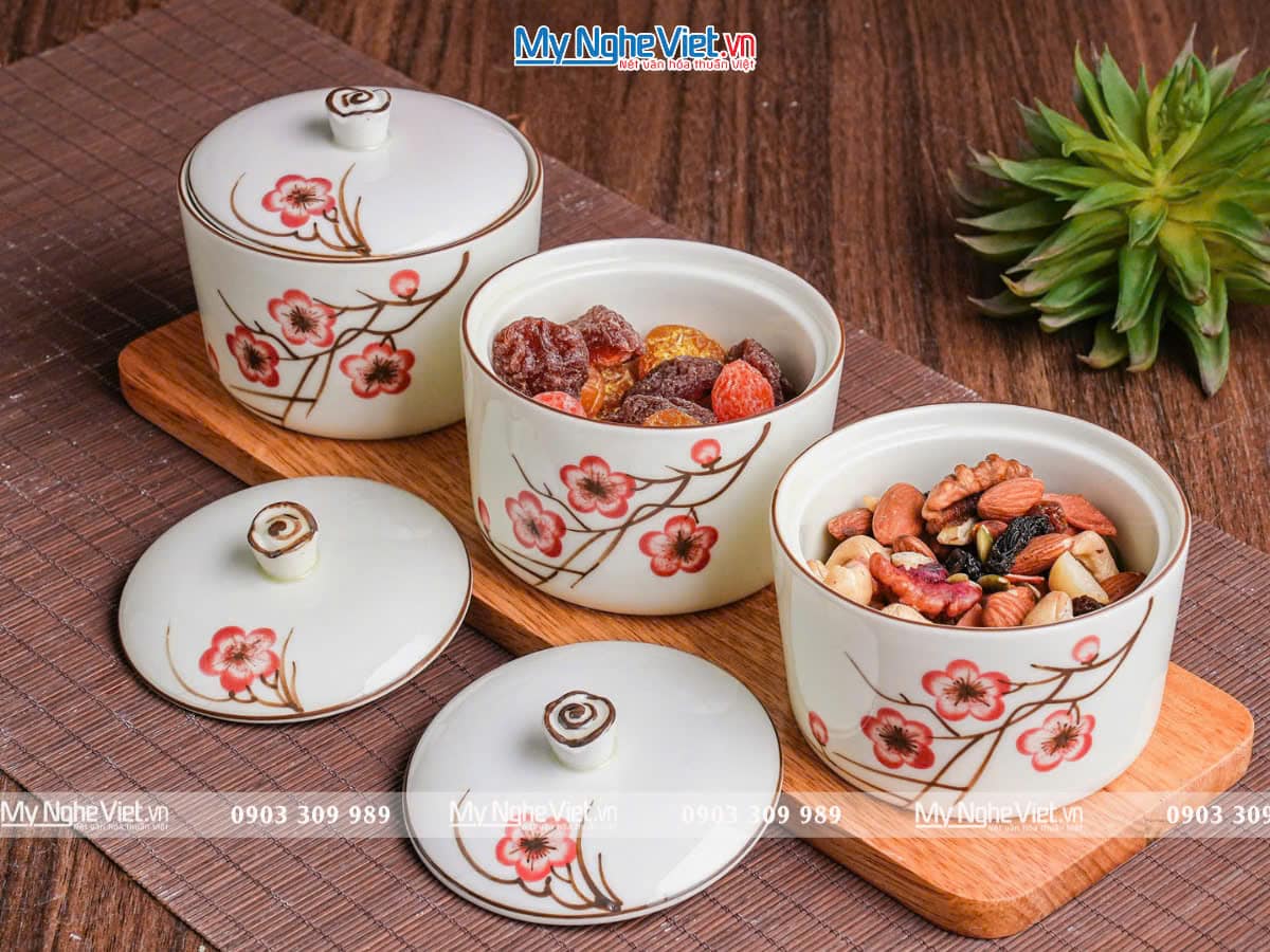 Bộ ba hủ mứt gốm Bát Tràng họa tiết hoa đào và khay đế gỗ Bộ ba hủ mứt gốm Bát Tràng họa tiết hoa đào và khay đế gỗ